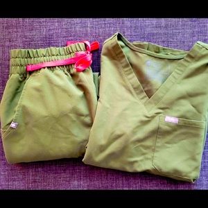 Figs Catrina One Pocket Scrub in Olive. Size Small.